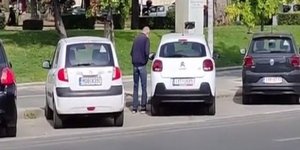 Άνδρας στη Θεσσαλονίκη ουρεί σε χερούλια πορτών αυτοκινήτου