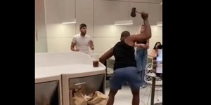  Άνδρας με τσεκούρι κάνει γυαλιά καρφιά κατάστημα στη Νέα Υόρκη γιατί τον απέρριψε κοπέλα