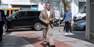 Αλέξης Τσίπρας μπεζ κοστουμι