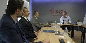 Ο Αλέξης Τσίπρας με το προεδρείο της Ελληνικής Συνομοσπονδίας Εμπορίου και Επιχειρηματικότητας