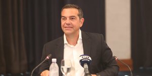 τσιπρας μικροφωνο