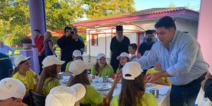 O Tζορτζ Τσούνης στην κατασκήνωση για παιδιά προσφύγων από την Ουκρανία