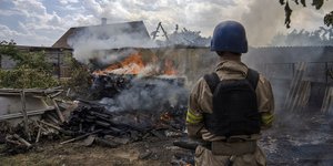 Ουκρανός πυροσβέστης σε φωτιά που ξεκίνησε από πυραυλική επίθεση στην ανατολική Ουκρανία