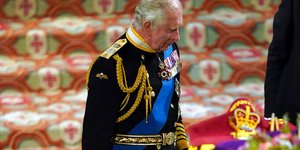 Η στιγμή που ο βασιλιάς Κάρολος πήρε τη θέση της βασίλισσας Ελισάβετ