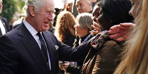 Τρόλαραν τον βασιλιά Κάρολο για τα fail με την πένα του!