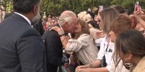 Ο βασιλιάς Κάρολος χαιρετά τα πλήθη έξω από το Μπάκιγχαμ