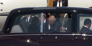 O βασιλιάς Κάρολος κατά την άφιξή του στο Λονδίνο