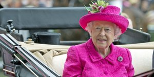 Η βασίλισσα Ελισάβετ με φούξια καπέλο και σακάκι