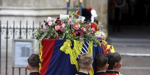 Ένα στεφάνι και ένα προσωπικό σημείωμα κοσμούν το φέρετρο της βασίλισσας Ελισάβετ