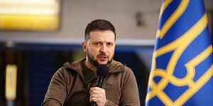 Ο Βολοντίμιρ Ζελένσκι με καφέ φούτερ σε συνέντευξη Τύπου