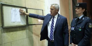 Ο Φρούραρχος της Βουλής Ταξίαρχος Φώτης Ντουίτσης θυροκολλεί τη λήξη των εργασιών της Γ΄ Συνόδου της ΙΗ΄ Βουλευτικής Περιόδου