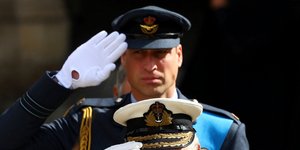 Ο πρίγκιπας Ουίλιαμ πίσω από τον βασιλιά Κάρολο