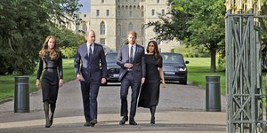 Γουίλιαμ, Χάρι, Κέιτ και Μέγκαν στις πύλες του κάστρου Γουίνδσορ