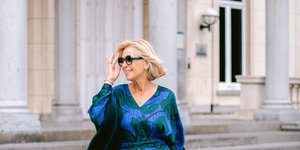 γυναίκα με φόρεμα και μπότες