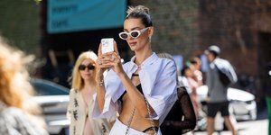 γυναίκα με τσάντα