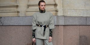 γυναίκα με σακάκι στην εβδομάδα μόδας