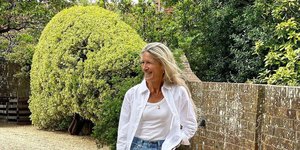 γυναίκα με τζιν άνω των 60