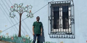 Ο Χάρης Γεωργιακάκης έξω από το Δημοτικό Σχολείο Βοριζίων