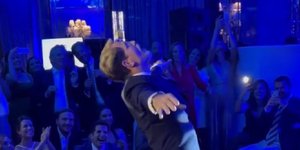 Ο Παύλος Γλίξμπουργκ χόρεψε ζεϊμπέκικο σε gala στο Λονδίνο