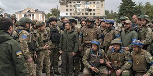 Φωτογραφία από τη χθεσινή παρουσία του Βολοντίμιρ Ζελένσκι στο Ιζιούμ/ Φωτογραφία: AP