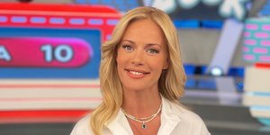 η Ζέτα Μακρυπούλια με πουκάμισο