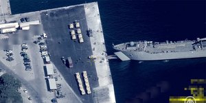 Εικόνες που μετέδωσαν τουρκικά ΜΜΕ και υποτίθεται πως δείχνουν μεταφορά τεθωρακισμένων σε ελληνικά νησιά / Φωτογραφία: Twitter