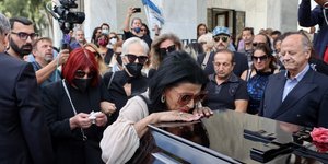 H Ζωζώ Σαπουντζάκη στην κηδεία της Μάρθας Καραγιάννη