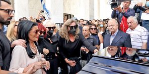 H κηδεία της Μάρθας Καραγιάννη