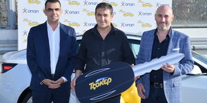 Φώτης Ζησιμόπουλος, Chief Product Officer του ΟΠΑΠ, Γιάννης Γ., μεγάλος νικητής της πρώτης κλήρωσης «25 Χρόνια ΤΖΟΚΕΡ», James Curwen, Chief Online Officer του ΟΠΑΠ
