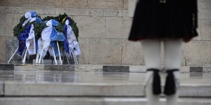 Διευθυντής σχολείου ζήτησε 50 ευρώ από μετανάστες επειδή το παιδί τους θα κατέθετε το δάφνινο στεφάνι