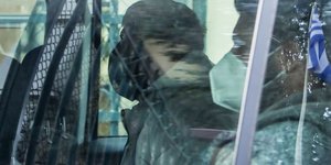 Ο 33χρονος βιαστής κατά την μεταγωγή του στον Εισαγγελέα 