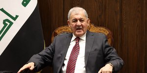 Ο Αμπντούλ Λατίφ Ρασίντ κάθετε σε πολυθρόνα