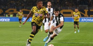 Ο Ελίασον ντριμπλάρει τον Κουλιεράκη στο ΑΕΚ-ΠΑΟΚ για τη 10η αγωνιστική της Super League