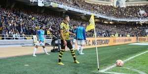 Ο Γκατσίνοβιτς της ΑΕΚ ετοιμάζεται να εκτελέσει κόρνερ