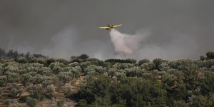 αεροπλανο ριχνει νερο