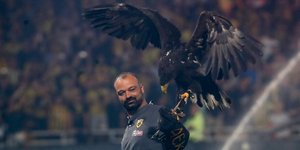 O αετός της ΑΕΚ, Οδυσσέας, μαζί με τον εκπαιδευτή του, Σταύρο Αθανασίου
