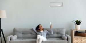Γυναίκα σε σπίτι με air condition