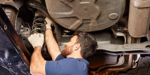 Αλλαγή αμορτισέρ σε αυτοκίνητο