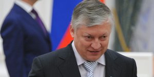 O Ανατόλι Καρπόβ περπατάει με παράσημο