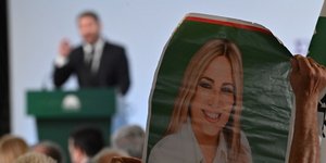 PASOK leader commemorates year anniversary of Gennimata's death