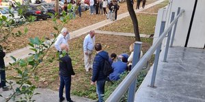Ο φοιτητής του ΑΠΘ που έπεσε από τον 3ο όροφο στο έδαφδς, δέχεται τις πρώτες βοήθειας