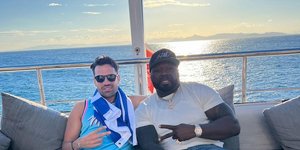 Κωνσταντίνος Αργυρός και 50 cent  χαλάρωσαν πάνω σε γιοτ λίγο πριν την συναυλία τους στο ΟΑΚΑ