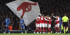 Οι παίκτες της Άρσεναλ πανηγυρίζουν του γκολ του Τζάκα κόντρα στην PSV