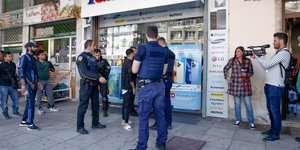 Αστυνομικοί έξω από κατάστημα στην Θεσσαλονίκη