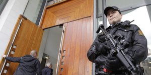 Αστυνομικός με όπλο έξω από δικαστήριο στο Οσλο