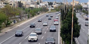 Αυτοκίνητα διασχίζουν την εθνική οδό Αθηνών-Λαμίας