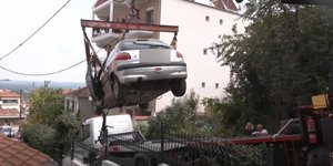 Αυτοκίνητο σηκώνεται από γερανό