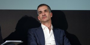 O Kώστας Μπακογιάννης με ακουστικό στο αυτί
