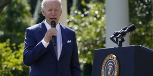 Ο Τζο Μπάιντεν μιλά στο μικρόφωνο