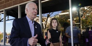 μπαιντεν μιλαει ορθιος 